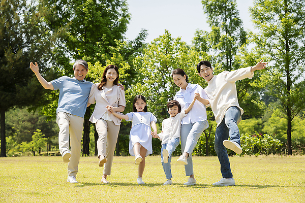 포토 JPG 주간 전신 나무 응시 공원 여자 노년 남자 행복 어린이 가족 어깨동무 손자 손녀 서기 미소 소녀 소년 잔디 여러명 성인 야외 앞모습 10대 30대 손잡기 한국인 자녀 가족라이프 킥 60대 즐거움 단체사진 국내포토 자연요소 식물 라이프스타일 시선 공공시설 감정 뷰포인트 포즈 다수 관계 모션 청소년 표정 사람 동양인 장년 손주 기념사진 파일형식