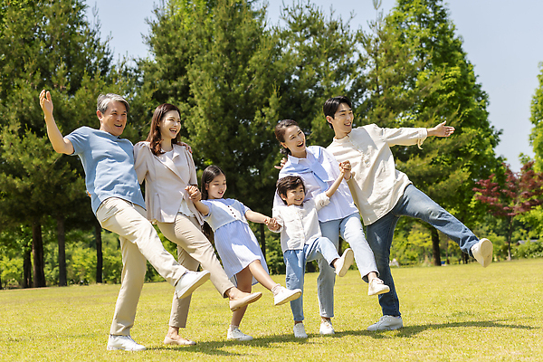 포토 JPG 주간 전신 나무 공원 여자 노년 남자 행복 어린이 가족 어깨동무 손자 손녀 서기 미소 소녀 소년 잔디 여러명 성인 야외 옆모습 10대 30대 손잡기 한국인 자녀 가족라이프 킥 60대 즐거움 단체사진 국내포토 자연요소 식물 라이프스타일 공공시설 감정 뷰포인트 포즈 다수 관계 모션 청소년 표정 사람 동양인 장년 손주 기념사진 파일형식