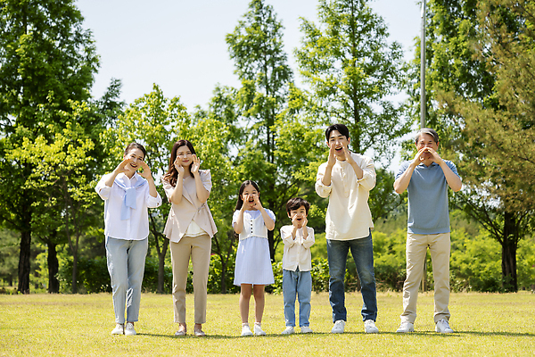 포토 JPG 주간 전신 나무 응시 공원 여자 노년 남자 행복 어린이 가족 손자 손녀 서기 미소 소녀 소년 잔디 여러명 성인 야외 앞모습 10대 30대 외침 한국인 자녀 가족라이프 60대 즐거움 손모으기 나란히 단체사진 국내포토 자연요소 식물 라이프스타일 시선 공공시설 감정 뷰포인트 다수 관계 모션 청소년 표정 사람 동양인 손짓 장년 소리 손주 기념사진 파일형식