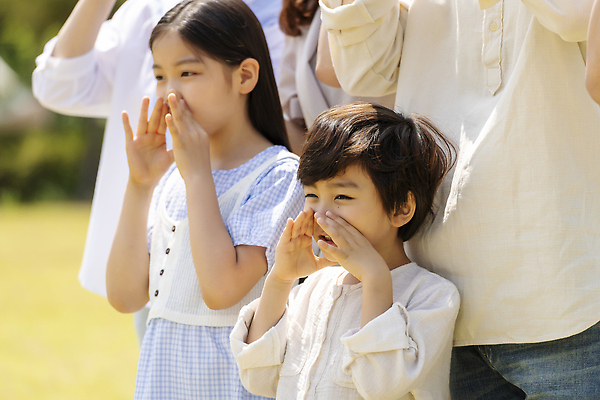 포토 JPG 주간 공원 여자 남자 행복 어린이 가족 손자 손녀 서기 미소 소녀 소년 여러명 상반신 성인 야외 옆모습 10대 30대 외침 한국인 자녀 가족라이프 즐거움 나란히 단체사진 국내포토 자연요소 라이프스타일 공공시설 감정 뷰포인트 다수 관계 모션 청소년 표정 사람 동양인 장년 소리 손주 기념사진 파일형식