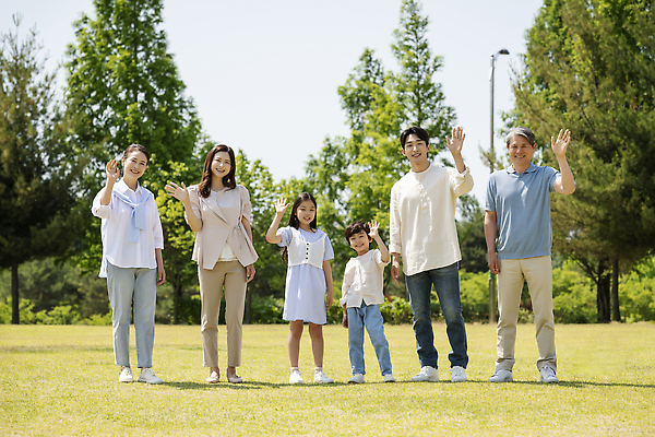 포토 JPG 주간 전신 나무 응시 공원 여자 노년 남자 행복 어린이 가족 손자 손녀 서기 미소 소녀 소년 잔디 여러명 성인 야외 앞모습 10대 30대 한국인 자녀 가족라이프 60대 즐거움 손인사 나란히 단체사진 국내포토 자연요소 식물 라이프스타일 시선 공공시설 감정 뷰포인트 다수 관계 모션 청소년 표정 사람 동양인 장년 인사 손주 기념사진 파일형식