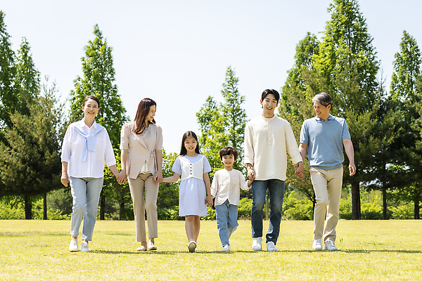 포토 JPG 주간 전신 나무 응시 공원 여자 노년 남자 행복 어린이 가족 손자 손녀 서기 미소 소녀 소년 잔디 여러명 성인 야외 앞모습 10대 30대 걷기 손잡기 한국인 자녀 가족라이프 60대 즐거움 나란히 단체사진 국내포토 자연요소 식물 라이프스타일 시선 공공시설 감정 뷰포인트 다수 관계 모션 청소년 표정 사람 동양인 장년 손주 기념사진 파일형식