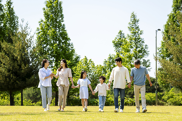포토 JPG 주간 전신 나무 응시 공원 여자 노년 남자 행복 어린이 가족 손자 손녀 서기 미소 소녀 소년 잔디 여러명 성인 야외 앞모습 10대 30대 걷기 손잡기 한국인 자녀 가족라이프 60대 즐거움 나란히 단체사진 국내포토 자연요소 식물 라이프스타일 시선 공공시설 감정 뷰포인트 다수 관계 모션 청소년 표정 사람 동양인 장년 손주 기념사진 파일형식