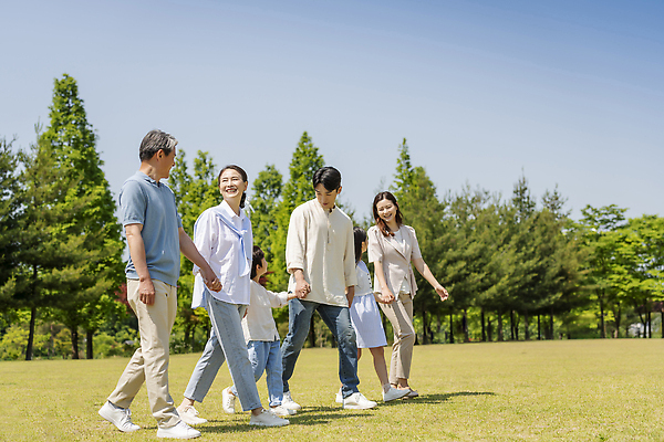 포토 JPG 주간 전신 나무 응시 공원 여자 노년 남자 행복 어린이 가족 손자 손녀 서기 미소 소녀 소년 잔디 여러명 성인 야외 옆모습 10대 30대 걷기 손잡기 한국인 자녀 가족라이프 60대 즐거움 나란히 단체사진 국내포토 자연요소 식물 라이프스타일 시선 공공시설 감정 뷰포인트 다수 관계 모션 청소년 표정 사람 동양인 장년 손주 기념사진 파일형식