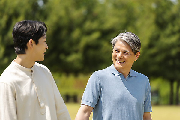 포토 JPG 주간 응시 공원 할아버지 노년 남자 행복 아들 맨라이프 가족 미소 근접촬영 상반신 성인 야외 두명 옆모습 아웃포커스 30대 마주보기 걷기 손잡기 한국인 가족라이프 아빠 60대 즐거움 부자지간 남자만 국내포토 자연요소 라이프스타일 시선 공공시설 감정 뷰포인트 관계 모션 촬영기법 표정 사람 동양인 장년 파일형식