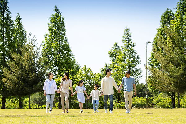포토 JPG 주간 전신 나무 응시 공원 여자 노년 남자 행복 어린이 가족 손자 손녀 서기 미소 소녀 소년 잔디 여러명 성인 야외 옆모습 10대 30대 마주보기 걷기 손잡기 한국인 자녀 가족라이프 60대 즐거움 나란히 단체사진 국내포토 자연요소 식물 라이프스타일 시선 공공시설 감정 뷰포인트 다수 관계 모션 청소년 표정 사람 동양인 장년 손주 기념사진 파일형식
