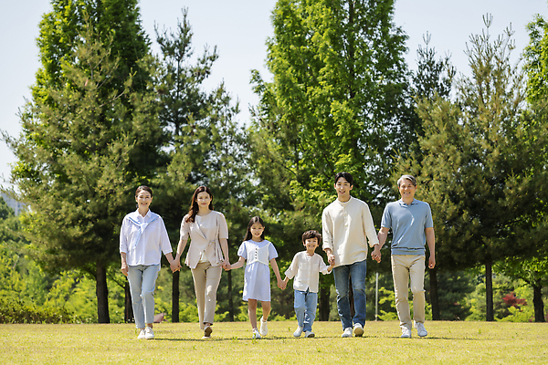 포토 JPG 주간 전신 나무 응시 공원 여자 노년 남자 행복 어린이 가족 손자 손녀 서기 미소 소녀 소년 잔디 여러명 성인 야외 앞모습 10대 30대 걷기 손잡기 한국인 자녀 가족라이프 60대 즐거움 나란히 단체사진 국내포토 자연요소 식물 라이프스타일 시선 공공시설 감정 뷰포인트 다수 관계 모션 청소년 표정 사람 동양인 장년 손주 기념사진 파일형식