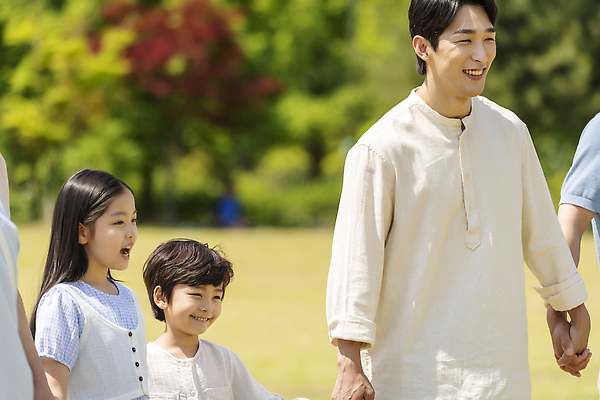 포토 JPG 주간 나무 공원 여자 남자 행복 어린이 가족 서기 미소 소녀 소년 잔디 상반신 성인 야외 옆모습 아웃포커스 신체부위 10대 세명 30대 손잡기 한국인 자녀 가족라이프 즐거움 팔 나란히 국내포토 자연요소 식물 라이프스타일 공공시설 감정 뷰포인트 관계 모션 청소년 촬영기법 표정 사람 동양인 장년 파일형식