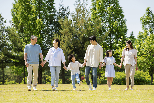 포토 JPG 주간 전신 나무 응시 공원 여자 노년 남자 행복 어린이 가족 손자 손녀 서기 미소 소녀 소년 잔디 여러명 성인 야외 옆모습 10대 30대 마주보기 걷기 손잡기 한국인 자녀 가족라이프 킥 60대 즐거움 나란히 단체사진 국내포토 자연요소 식물 라이프스타일 시선 공공시설 감정 뷰포인트 다수 관계 모션 청소년 표정 사람 동양인 장년 손주 기념사진 파일형식
