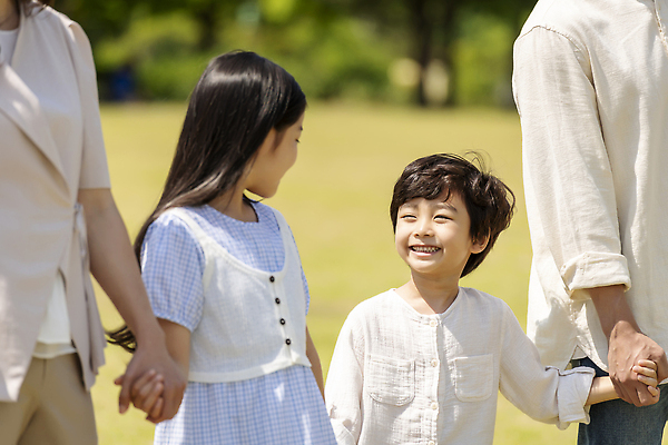 포토 JPG 주간 응시 공원 여자 남자 행복 어린이 가족 서기 미소 소녀 소년 여러명 상반신 성인 야외 옆모습 아웃포커스 10대 30대 마주보기 걷기 손잡기 한국인 자녀 가족라이프 즐거움 나란히 국내포토 자연요소 라이프스타일 시선 공공시설 감정 뷰포인트 다수 관계 모션 청소년 촬영기법 표정 사람 동양인 장년 파일형식