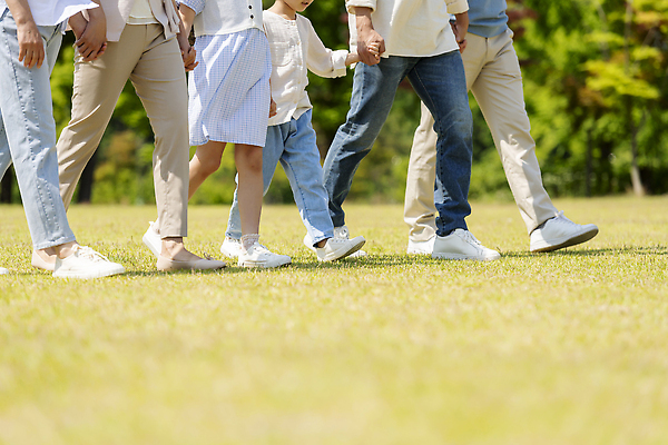 포토 JPG 주간 전신 나무 공원 여자 노년 남자 행복 어린이 가족 손자 손녀 서기 미소 소녀 소년 잔디 여러명 성인 야외 옆모습 10대 30대 걷기 손잡기 한국인 하반신 자녀 가족라이프 60대 즐거움 나란히 단체사진 국내포토 자연요소 식물 라이프스타일 공공시설 감정 뷰포인트 다수 관계 모션 청소년 표정 사람 동양인 장년 손주 기념사진 파일형식