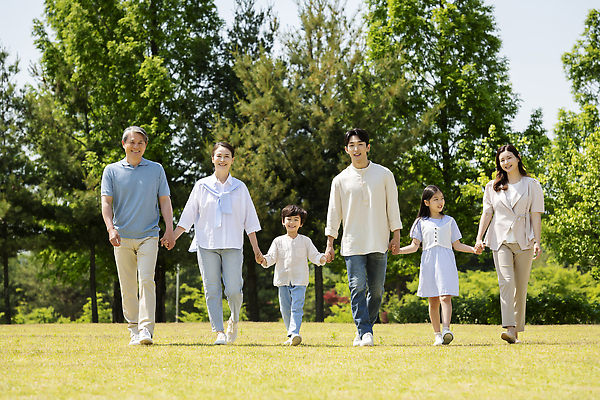 포토 JPG 주간 전신 나무 응시 공원 여자 노년 남자 행복 어린이 가족 손자 손녀 서기 미소 소녀 소년 잔디 여러명 성인 야외 옆모습 10대 30대 걷기 손잡기 한국인 자녀 가족라이프 60대 즐거움 나란히 단체사진 국내포토 자연요소 식물 라이프스타일 시선 공공시설 감정 뷰포인트 다수 관계 모션 청소년 표정 사람 동양인 장년 손주 기념사진 파일형식