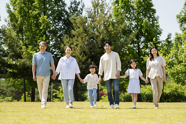 포토 JPG 주간 전신 나무 응시 공원 여자 노년 남자 행복 어린이 가족 손자 손녀 서기 미소 소녀 소년 잔디 여러명 성인 야외 옆모습 10대 30대 걷기 손잡기 한국인 자녀 가족라이프 60대 즐거움 나란히 단체사진 국내포토 자연요소 식물 라이프스타일 시선 공공시설 감정 뷰포인트 다수 관계 모션 청소년 표정 사람 동양인 장년 손주 기념사진 파일형식