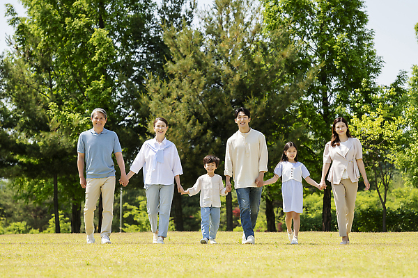 포토 JPG 주간 전신 나무 응시 공원 여자 노년 남자 행복 어린이 가족 손자 손녀 서기 미소 소녀 소년 잔디 여러명 성인 야외 옆모습 10대 30대 걷기 손잡기 한국인 자녀 가족라이프 60대 즐거움 나란히 단체사진 국내포토 자연요소 식물 라이프스타일 시선 공공시설 감정 뷰포인트 다수 관계 모션 청소년 표정 사람 동양인 장년 손주 기념사진 파일형식