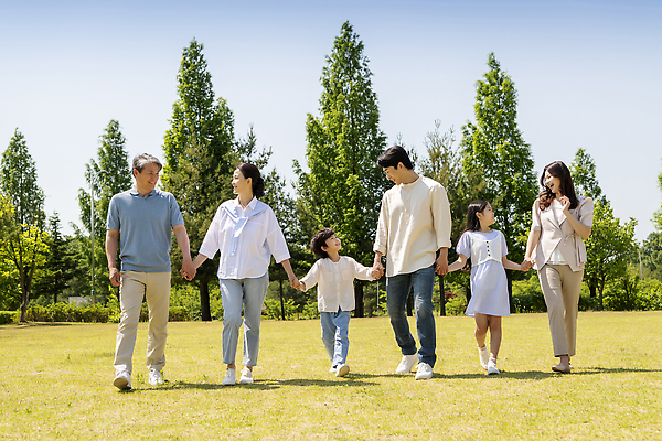 포토 JPG 주간 전신 나무 응시 공원 여자 노년 남자 행복 어린이 가족 손자 손녀 서기 미소 소녀 소년 잔디 여러명 성인 야외 앞모습 10대 30대 마주보기 걷기 손잡기 한국인 자녀 가족라이프 60대 즐거움 나란히 단체사진 국내포토 자연요소 식물 라이프스타일 시선 공공시설 감정 뷰포인트 다수 관계 모션 청소년 표정 사람 동양인 장년 손주 기념사진 파일형식