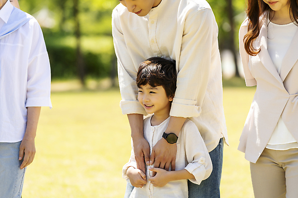 포토 JPG 주간 공원 여자 남자 행복 아들 어린이 가족 안기 서기 미소 근접촬영 소년 잔디 여러명 상반신 성인 야외 앞모습 옆모습 30대 손잡기 한국인 가족라이프 60대 즐거움 백허그 국내포토 자연요소 식물 라이프스타일 공공시설 노년 감정 뷰포인트 다수 관계 모션 포옹 표정 사람 동양인 장년 파일형식