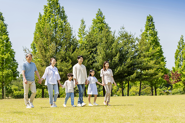 포토 JPG 주간 전신 나무 응시 공원 여자 노년 남자 행복 어린이 가족 손자 손녀 서기 미소 소녀 소년 잔디 여러명 성인 야외 옆모습 10대 30대 걷기 손잡기 한국인 자녀 가족라이프 60대 즐거움 나란히 단체사진 국내포토 자연요소 식물 라이프스타일 시선 공공시설 감정 뷰포인트 다수 관계 모션 청소년 표정 사람 동양인 장년 손주 기념사진 파일형식