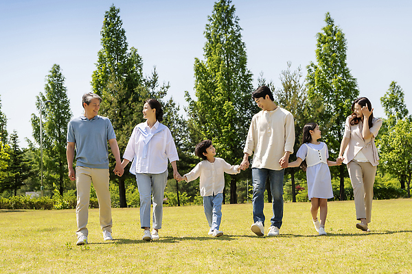 포토 JPG 주간 전신 나무 응시 공원 여자 노년 남자 행복 어린이 가족 손자 손녀 서기 미소 소녀 소년 잔디 여러명 성인 야외 옆모습 10대 30대 손들기 마주보기 걷기 손잡기 한국인 자녀 가족라이프 60대 즐거움 나란히 단체사진 국내포토 자연요소 식물 라이프스타일 시선 공공시설 감정 뷰포인트 다수 관계 모션 청소년 표정 사람 동양인 장년 손주 기념사진 파일형식