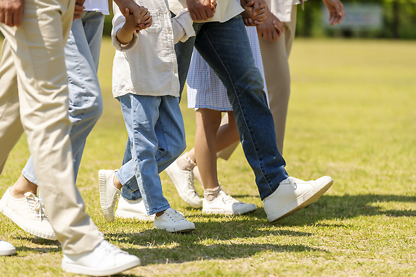 포토 JPG 주간 나무 공원 여자 노년 남자 행복 어린이 가족 손자 손녀 서기 미소 소녀 소년 잔디 여러명 성인 야외 옆모습 10대 30대 걷기 손잡기 한국인 하반신 자녀 가족라이프 60대 즐거움 나란히 단체사진 국내포토 자연요소 식물 라이프스타일 공공시설 감정 뷰포인트 다수 관계 모션 청소년 표정 사람 동양인 장년 손주 기념사진 파일형식