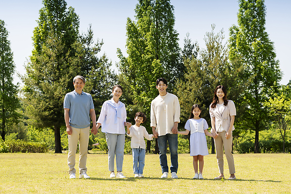 포토 JPG 주간 전신 나무 응시 공원 여자 노년 남자 행복 어린이 가족 손자 손녀 서기 미소 소녀 소년 잔디 여러명 성인 야외 앞모습 10대 30대 손잡기 한국인 자녀 가족라이프 60대 즐거움 나란히 단체사진 국내포토 자연요소 식물 라이프스타일 시선 공공시설 감정 뷰포인트 다수 관계 모션 청소년 표정 사람 동양인 장년 손주 기념사진 파일형식
