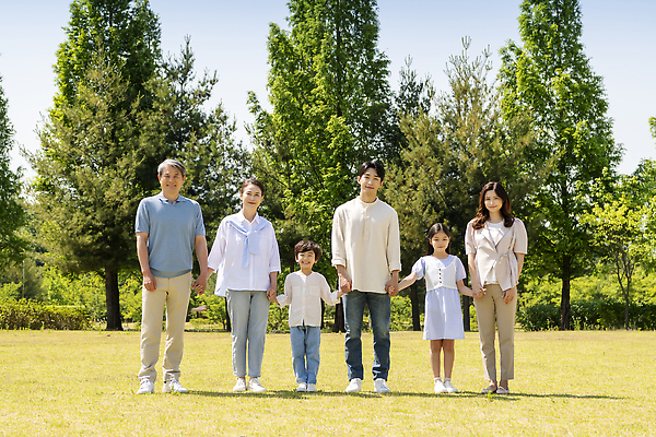 포토 JPG 주간 전신 나무 응시 공원 여자 노년 남자 행복 어린이 가족 손자 손녀 서기 미소 소녀 소년 잔디 여러명 성인 야외 앞모습 10대 30대 손잡기 한국인 자녀 가족라이프 60대 즐거움 나란히 단체사진 국내포토 자연요소 식물 라이프스타일 시선 공공시설 감정 뷰포인트 다수 관계 모션 청소년 표정 사람 동양인 장년 손주 기념사진 파일형식