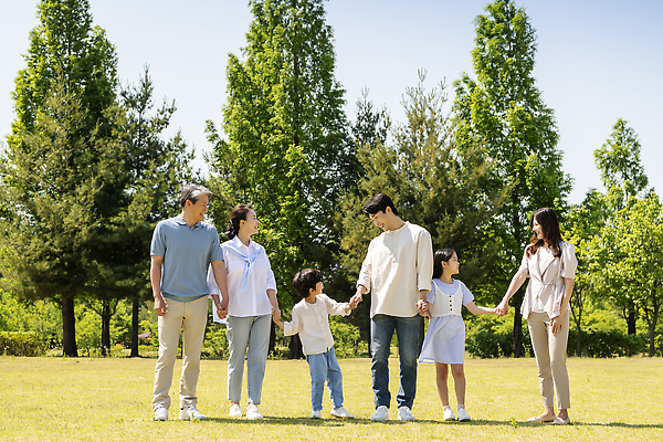 포토 JPG 주간 전신 나무 응시 공원 여자 노년 남자 행복 어린이 가족 손자 손녀 서기 미소 소녀 소년 잔디 여러명 성인 야외 앞모습 10대 30대 마주보기 손잡기 한국인 자녀 가족라이프 60대 즐거움 나란히 단체사진 국내포토 자연요소 식물 라이프스타일 시선 공공시설 감정 뷰포인트 다수 관계 모션 청소년 표정 사람 동양인 장년 손주 기념사진 파일형식