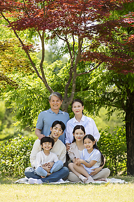 포토 JPG 주간 전신 나무 응시 공원 여자 노년 남자 행복 어린이 가족 단풍나무 손자 손녀 미소 앉기 소녀 소년 잔디 여러명 상반신 성인 야외 앞모습 10대 30대 소풍 한국인 자녀 가족라이프 60대 즐거움 돗자리 단체사진 국내포토 자연요소 식물 라이프스타일 시선 공공시설 감정 뷰포인트 다수 단풍 관계 모션 청소년 표정 사람 동양인 장년 야외활동 손주 기념사진 파일형식