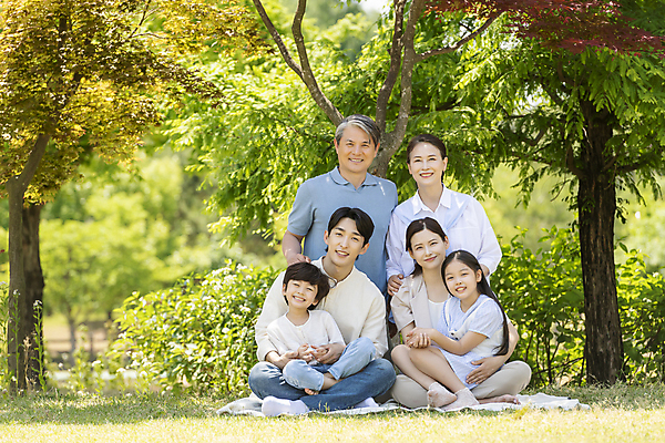 포토 JPG 주간 전신 나무 응시 공원 여자 노년 남자 행복 어린이 가족 단풍나무 손자 손녀 미소 앉기 소녀 소년 잔디 여러명 상반신 성인 야외 앞모습 옆모습 10대 30대 소풍 한국인 자녀 가족라이프 60대 즐거움 돗자리 단체사진 국내포토 자연요소 식물 라이프스타일 시선 공공시설 감정 뷰포인트 다수 단풍 관계 모션 청소년 표정 사람 동양인 장년 야외활동 손주 기념사진 파일형식