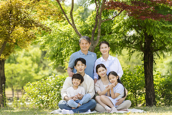 포토 JPG 주간 전신 나무 응시 공원 여자 노년 남자 행복 어린이 가족 단풍나무 손자 손녀 미소 앉기 소녀 소년 잔디 여러명 상반신 성인 야외 앞모습 옆모습 10대 30대 소풍 손잡기 한국인 자녀 가족라이프 60대 즐거움 돗자리 어깨에손 단체사진 국내포토 자연요소 식물 라이프스타일 시선 공공시설 감정 뷰포인트 다수 단풍 관계 모션 청소년 표정 사람 동양인 장년 야외활동 손주 기념사진 파일형식