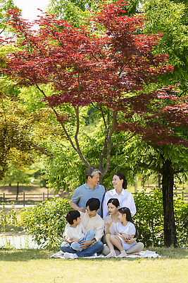 포토 JPG 주간 전신 나무 응시 공원 여자 노년 남자 행복 어린이 가족 단풍나무 손자 손녀 미소 앉기 소녀 소년 잔디 여러명 상반신 성인 야외 앞모습 옆모습 10대 30대 소풍 한국인 자녀 가족라이프 60대 즐거움 돗자리 단체사진 국내포토 자연요소 식물 라이프스타일 시선 공공시설 감정 뷰포인트 다수 단풍 관계 모션 청소년 표정 사람 동양인 장년 야외활동 손주 기념사진 파일형식