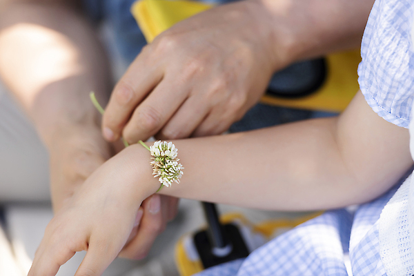 포토 JPG 주간 손 공원 여자 노년 남자 행복 어린이 의자 가족 팔찌 손녀 앉기 소녀 근접촬영 상반신 야외 두명 신체부위 10대 소풍 한국인 잡기 가족라이프 토끼풀 60대 즐거움 만들기 국내포토 자연요소 식물 라이프스타일 공공시설 감정 뷰포인트 가구 장신구 관계 모션 청소년 사람 동양인 성인 야외활동 손주 파일형식