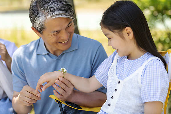 포토 JPG 주간 나무 공원 여자 노년 남자 행복 어린이 의자 가족 팔찌 손녀 미소 앉기 소녀 상반신 야외 두명 앞모습 옆모습 10대 소풍 한국인 잡기 가족라이프 토끼풀 60대 즐거움 국내포토 자연요소 식물 라이프스타일 공공시설 감정 뷰포인트 가구 장신구 관계 모션 청소년 표정 사람 동양인 성인 야외활동 손주 파일형식