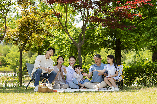 포토 JPG 주간 전신 나무 응시 공원 여자 노년 남자 행복 어린이 가족 단풍나무 손자 손녀 미소 앉기 소녀 소년 잔디 여러명 성인 야외 앞모습 옆모습 10대 30대 소풍 한국인 자녀 가족라이프 비눗방울 60대 즐거움 돗자리 소풍바구니 단체사진 국내포토 자연요소 식물 라이프스타일 시선 공공시설 감정 뷰포인트 다수 단풍 관계 모션 청소년 표정 사람 동양인 장년 야외활동 바구니 손주 기념사진 파일형식