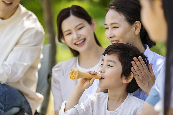 포토 JPG 주간 나무 공원 여자 노년 남자 행복 어린이 가족 손자 손녀 미소 들기 앉기 소년 여러명 상반신 성인 야외 옆모습 30대 한국인 자녀 가족라이프 비눗방울 60대 소프트포커스 불기 즐거움 단체사진 국내포토 자연요소 식물 라이프스타일 공공시설 감정 뷰포인트 다수 관계 모션 촬영기법 표정 사람 동양인 장년 손주 기념사진 파일형식