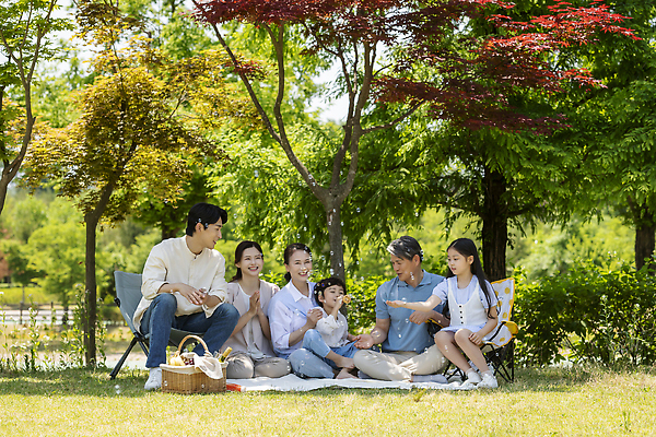 포토 JPG 주간 전신 나무 응시 공원 여자 노년 남자 행복 어린이 가족 단풍나무 손자 손녀 미소 앉기 소녀 소년 잔디 여러명 성인 야외 앞모습 옆모습 10대 30대 소풍 한국인 자녀 가족라이프 비눗방울 60대 불기 즐거움 돗자리 손뻗기 소풍바구니 단체사진 국내포토 자연요소 식물 라이프스타일 시선 공공시설 감정 뷰포인트 다수 단풍 관계 모션 청소년 표정 사람 동양인 장년 야외활동 바구니 손주 기념사진 파일형식
