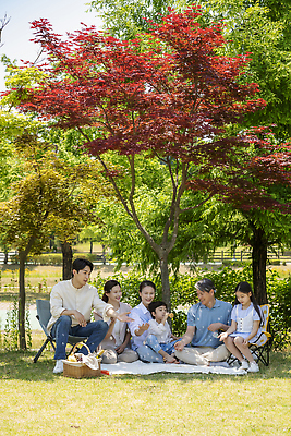포토 JPG 주간 전신 나무 응시 공원 여자 노년 남자 행복 어린이 가족 단풍나무 손자 손녀 미소 들기 앉기 소녀 소년 잔디 여러명 성인 야외 앞모습 10대 30대 소풍 한국인 자녀 가족라이프 비눗방울 60대 불기 즐거움 돗자리 소풍바구니 단체사진 국내포토 자연요소 식물 라이프스타일 시선 공공시설 감정 뷰포인트 다수 단풍 관계 모션 청소년 표정 사람 동양인 장년 야외활동 바구니 손주 기념사진 파일형식