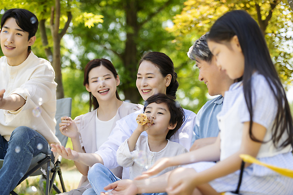 포토 JPG 주간 나무 공원 여자 노년 남자 행복 어린이 의자 가족 손자 손녀 미소 들기 앉기 소녀 소년 여러명 상반신 성인 야외 앞모습 옆모습 10대 30대 한국인 자녀 가족라이프 비눗방울 60대 소프트포커스 불기 즐거움 단체사진 국내포토 자연요소 식물 라이프스타일 공공시설 감정 뷰포인트 가구 다수 관계 모션 청소년 촬영기법 표정 사람 동양인 장년 손주 기념사진 파일형식