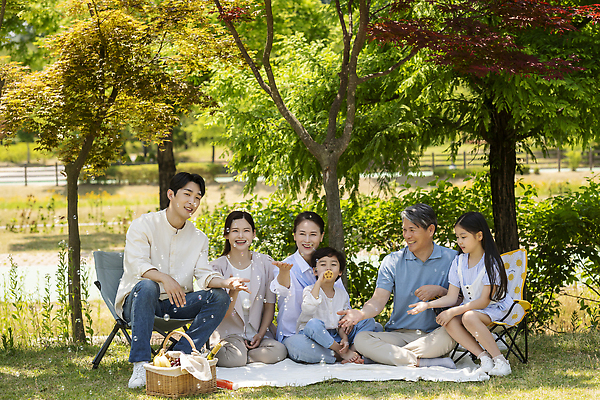 포토 JPG 주간 전신 나무 응시 공원 여자 노년 남자 행복 어린이 가족 단풍나무 손자 손녀 미소 들기 앉기 소녀 소년 잔디 여러명 성인 야외 앞모습 옆모습 10대 30대 소풍 한국인 자녀 가족라이프 비눗방울 60대 불기 즐거움 돗자리 손뻗기 소풍바구니 단체사진 국내포토 자연요소 식물 라이프스타일 시선 공공시설 감정 뷰포인트 다수 단풍 관계 모션 청소년 표정 사람 동양인 장년 야외활동 바구니 손주 기념사진 파일형식