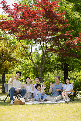 포토 JPG 주간 전신 나무 응시 공원 여자 노년 남자 행복 어린이 가족 단풍나무 손자 손녀 미소 앉기 소녀 소년 잔디 여러명 성인 야외 앞모습 10대 30대 소풍 한국인 자녀 가족라이프 60대 즐거움 돗자리 손인사 소풍바구니 단체사진 국내포토 자연요소 식물 라이프스타일 시선 공공시설 감정 뷰포인트 다수 단풍 관계 모션 청소년 표정 사람 동양인 장년 야외활동 바구니 인사 손주 기념사진 파일형식