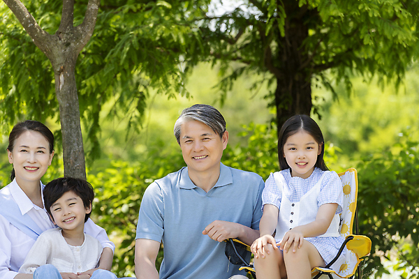 포토 JPG 주간 나무 공원 여자 노년 남자 행복 어린이 의자 가족 단풍나무 손자 손녀 미소 앉기 소녀 소년 여러명 상반신 성인 야외 앞모습 10대 실버라이프 소풍 한국인 가족라이프 60대 즐거움 조부모 단체사진 국내포토 자연요소 식물 라이프스타일 공공시설 감정 뷰포인트 가구 다수 단풍 관계 모션 청소년 표정 사람 동양인 야외활동 손주 기념사진 파일형식