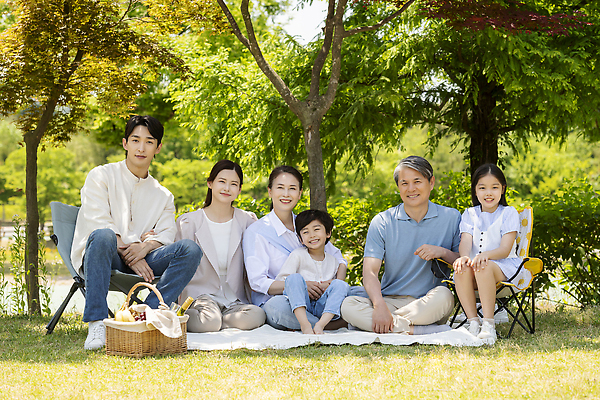 포토 JPG 주간 전신 나무 응시 공원 여자 노년 남자 행복 어린이 가족 손자 손녀 미소 앉기 소녀 소년 잔디 여러명 상반신 성인 야외 앞모습 옆모습 10대 30대 소풍 한국인 자녀 가족라이프 60대 즐거움 돗자리 소풍바구니 단체사진 국내포토 자연요소 식물 라이프스타일 시선 공공시설 감정 뷰포인트 다수 관계 모션 청소년 표정 사람 동양인 장년 야외활동 바구니 손주 기념사진 파일형식