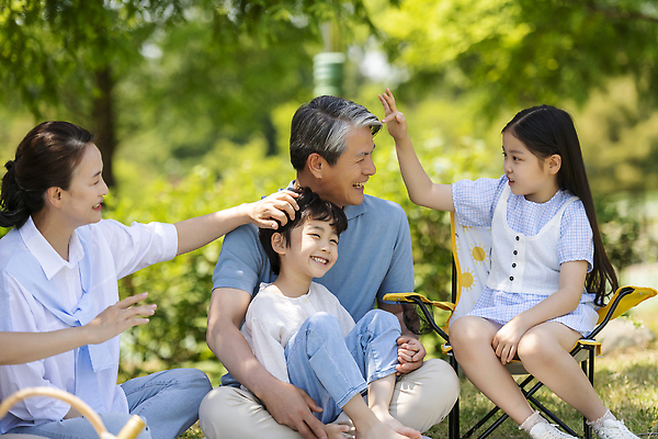 포토 JPG 주간 전신 나무 공원 여자 노년 남자 행복 어린이 의자 가족 손자 손녀 미소 앉기 소녀 소년 여러명 야외 앞모습 옆모습 아웃포커스 10대 실버라이프 소풍 손들기 한국인 가족라이프 60대 즐거움 조부모 쓰다듬기 단체사진 국내포토 자연요소 식물 라이프스타일 공공시설 감정 뷰포인트 가구 다수 관계 모션 청소년 촬영기법 표정 사람 동양인 성인 야외활동 손주 기념사진 파일형식