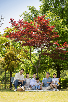 포토 JPG 주간 전신 나무 응시 공원 여자 노년 남자 행복 어린이 가족 단풍나무 손자 손녀 미소 앉기 소녀 소년 잔디 여러명 상반신 성인 야외 앞모습 옆모습 10대 소풍 한국인 자녀 가족라이프 60대 즐거움 돗자리 소풍바구니 단체사진 국내포토 자연요소 식물 라이프스타일 시선 공공시설 감정 뷰포인트 다수 단풍 관계 모션 청소년 표정 사람 동양인 야외활동 바구니 손주 기념사진 파일형식
