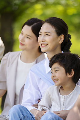 포토 JPG 주간 나무 공원 여자 노년 남자 행복 어린이 가족 안기 손자 미소 앉기 근접촬영 소년 상반신 성인 야외 앞모습 옆모습 아웃포커스 10대 세명 30대 한국인 자녀 가족라이프 60대 즐거움 단체사진 국내포토 자연요소 식물 라이프스타일 공공시설 감정 뷰포인트 관계 모션 청소년 촬영기법 표정 사람 동양인 장년 손주 기념사진 파일형식