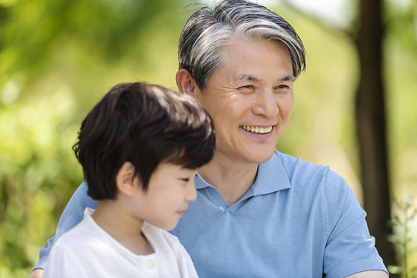 포토 JPG 주간 응시 공원 노년 남자 행복 어린이 맨라이프 가족 손자 미소 앉기 근접촬영 소년 상반신 야외 두명 앞모습 옆모습 아웃포커스 10대 한국인 가족라이프 60대 즐거움 남자만 국내포토 자연요소 라이프스타일 시선 공공시설 감정 뷰포인트 관계 모션 청소년 촬영기법 표정 사람 동양인 성인 손주 파일형식