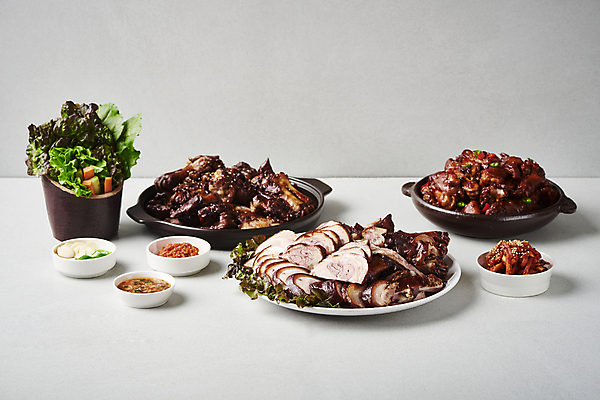 포토 JPG 스튜디오촬영 접시 고추 회색배경 실내 마늘 돼지고기 사람없음 당근 상추 깻잎 야식 종지 쌈장 족발 매운족발 모듬 모듬세트 무말랭이 새우젓 쌈채소 국내포토 그릇 식기 음식 백그라운드 채소 뿌리채소 육류 내부 회색 양념 젓갈 파일형식