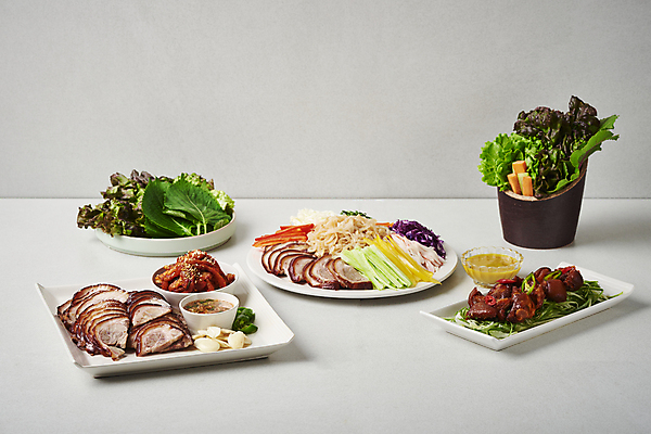 포토 JPG 스튜디오촬영 접시 고추 회색배경 오이 실내 마늘 돼지고기 요리 사람없음 당근 소스 상추 머스터드 깻잎 야식 종지 족발 냉채족발 맛살 매운족발 모듬세트 무말랭이 새우젓 쌈채소 국내포토 그릇 식기 음식 백그라운드 채소 뿌리채소 육류 내부 회색 양념 소스_음식 젓갈 파일형식