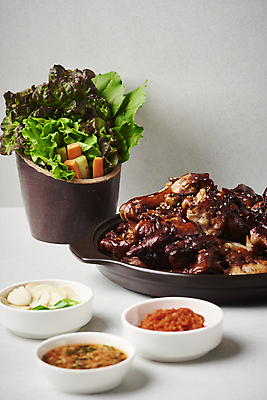 포토 JPG 스튜디오촬영 그릇 접시 회색배경 오이 실내 마늘 돼지고기 그림자 요리 사람없음 당근 상추 깻잎 야식 쌈장 족발 새우젓 쌈채소 국내포토 식기 백그라운드 채소 뿌리채소 육류 내부 회색 양념 젓갈 파일형식