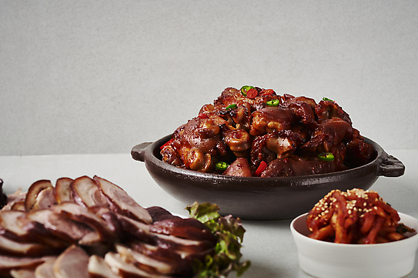 포토 JPG 스튜디오촬영 접시 고추 회색배경 실내 돼지고기 요리 사람없음 야식 족발 매운족발 무말랭이 국내포토 식기 백그라운드 채소 육류 내부 회색 파일형식