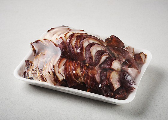 포토 JPG 스튜디오촬영 포장 회색배경 실내 돼지고기 요리 사람없음 슬라이스 야식 족발 비닐포장 일회용접시 국내포토 접시 백그라운드 육류 내부 회색 파일형식